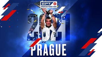 Pokerspelare håller i pokal i EPT Prag 2021