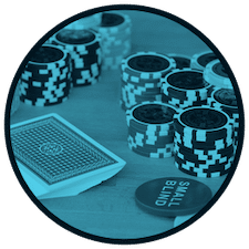 Pokertillbehör som kortlek, knapp för small blind och pokermarker