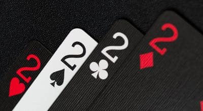 En pokerhand med fyra tvåor, ett fyrtal