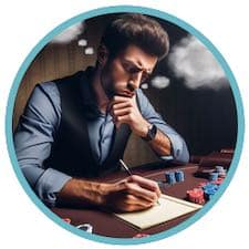 En man sitter vid ett pokerbord och funderar över pokerstrategi. Framför sig har han papper och penna och på bordet finns pokermarker utspridda.