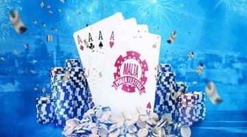 Fyra ess som står framför stora markerstaplar. På korten finns loggan för Malta Poker Festival tryckt.