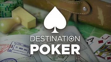 Logga för Destination Poker. I bakgrunden syns ett pass med stämplar, en resväska, pokermarker och spelkort.