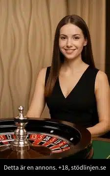 En kvinnlig live dealer I roulette. Längst ner i bilden står det "Detta är en annons, +18, stödlinjen.se"