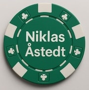 En pokermarker i grönt med texten Niklas Åstedt i mitten.
