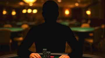 En anonym pokerspelare vid ett pokerbord. Bilden ska illustrera en spelare i WSOP.