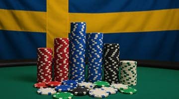 En hög med prydligt staplade pokermarker på ett grönt bord framför en svensk flagga – en symbolisk bild för de bästa svenska pokerspelarnas framgångar vid borden.
