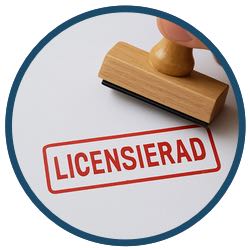 Någon har stämplat "Licensierad" på ett papper. Bilden ska symbolisera att ett spelbolag har blivit licensierad av en myndighet.