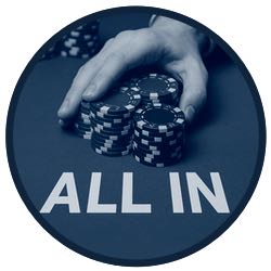 En person skjuter in alla sina marker i potten i ett parti Texas Hold'em. Spelaren går all in, vilket också står med stora bokstäver längst ner i bilden.