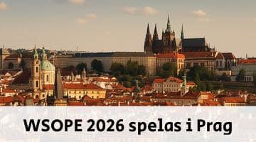 Utsikt över Prag i kvällsljus med stadens historiska byggnader med röda tak, samt Pragborgen och S:t Vitus-katedralen i bakgrunden. Längst ner i bilden står det "WSOPE 2026 spelas i Prag"