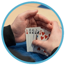 En person håller i en pokhand med fem kort i Sviten Special. Spelaren har fått en stege.