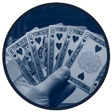 En spelare visar upp en färg i Texas Hold'em.