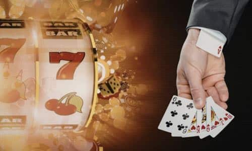 En person håller en pokerhand bredvid en spelautomat med klassiska symboler som sjuor, bar och körsbär.