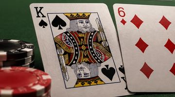 Närbild av spader kung och ruter sex på ett grönt pokerbord. Bilden ska illustrera den segrande handen i WSOP Main Event 2026.