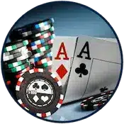 Et par esser i Texas Hold'em ved siden af pokerchips